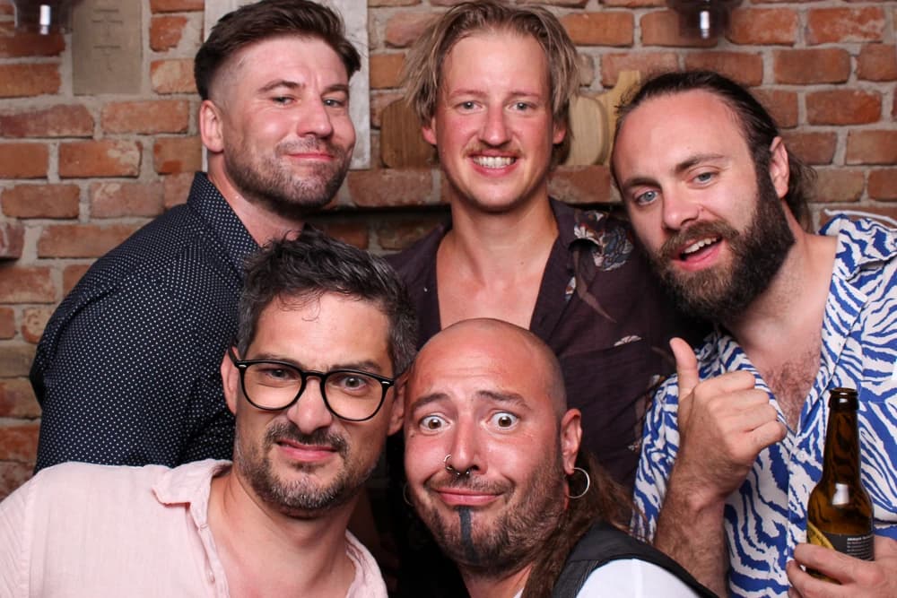 Fünf Freunde in Feierlaune in der Fotobox