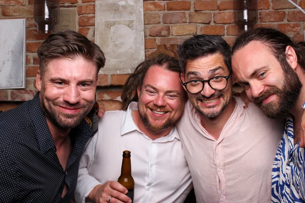 Eine Gruppe von sechs Männern posiert spaßig in der Fotobox