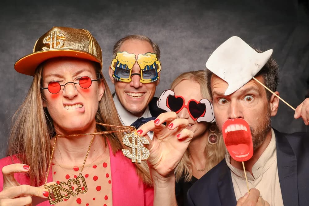 Gäste feiern in der Fotobox